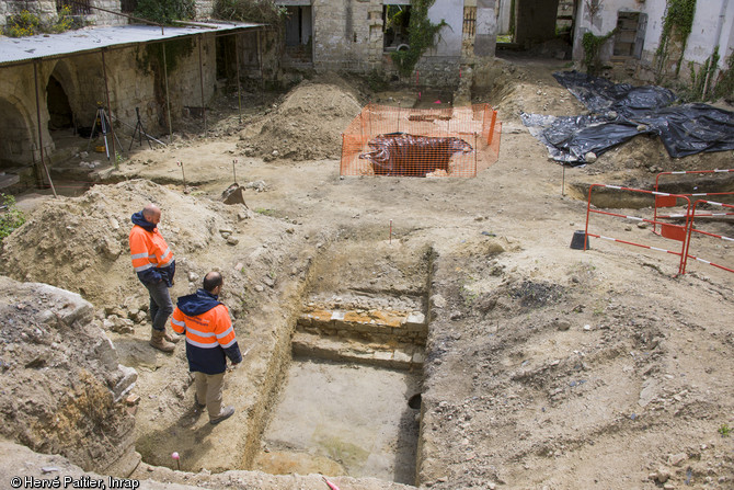 Mise au jour de la cour du cloître du prieuré de la Madeleine à l'abbaye de Fontevraud (Maine-et-Loire), 2013.De nombreux vestiges médiévaux ont été dégagés au cours de l'opération. Ils étaient jusqu'ici masqués par les aménagements effectués entre 1804 et 1963, période au cours de laquelle l'abbaye est transformée en prison.