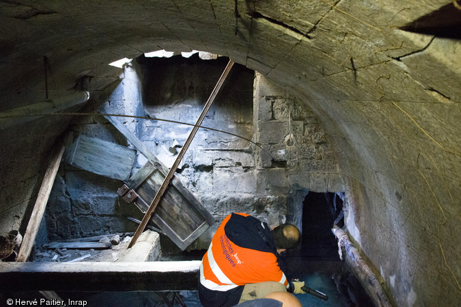 Vue de l'intérieur du lavoir du XVIIe s. et du réseau de collecteur, prieuré de la Madeleine, abbaye de Fontevraud (Maine-et-Loire), 2013.