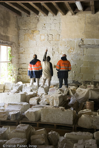 Vue de l'intérieur du réfectoire du prieuré de la Madeleine, actuellement utilisé comme dépôt lapidaire, abbaye de Fontevraud (Maine-et-Loire), 2013.L’intervention archéologique combine fouille du sous-sol, étude du bâti et étude d’archives.   