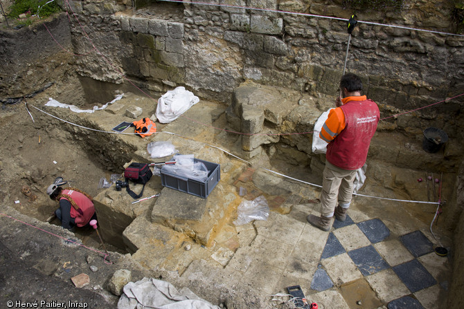 Fouille d'une sépulture et relevé topographique au niveau de la nef de l'église, prieuré de la Madeleine, abbaye de Fontevraud (Maine-et-Loire), 2013.