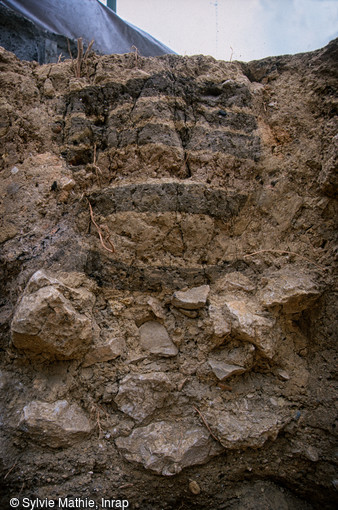 Vue de détail d'un mur en terre daté du VIe s. avant notre ère, mis au jour en contrebas de la butte Saint-Laurent, Marseille, 2005.La conservation de ces architectures de terre crue demeure exceptionnelle pour la période grecque.