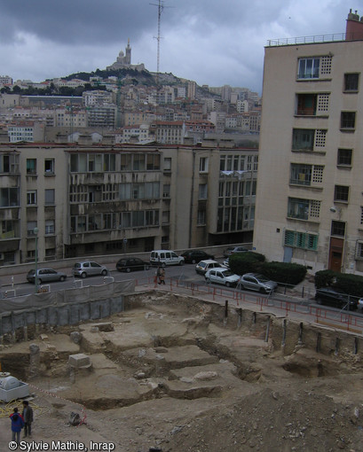 Vue générale de la fouille du collège Vieux-Port, Marseille, 2005.En collaboration avec le Service archéologique municipal de la Ville de Marseille, l'Inrap est intervenu sur une surface de près de 1000 m2. La fouille a notamment permis la mise au jour d'un édifice grec exceptionnel évoquant une salle de banquet.   