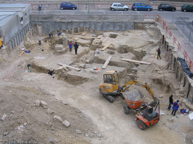 Niveaux grecs en cours de fouille, collège Vieux-Port, Marseille, 2005.Seule la partie supérieure des vestiges a été fouillée. Les niveaux les plus anciens sont encore en place et forment une réserve archéologique d’environ 400 m2 pour une épaisseur moyenne de 3 m. 