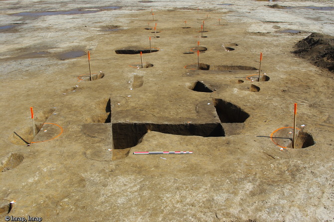 Trous de poteaux fouillés à moitié formant l'ossature des bâtiments situés à l'intérieur de l'enclos carré, Ier s. avant notre ère, Saint-Quentin-la-Motte (Somme), 2014.
