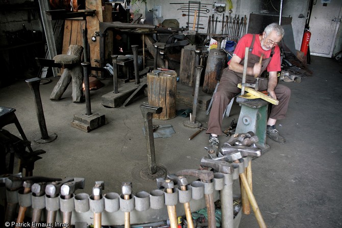 Restitution du Carnyx (trompette de guerre). Le dinandier d’art, Jean Boisserie, dans son atelier. 