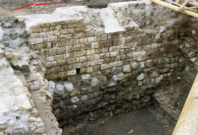 Mur d'une maison médiévale mis au jour place Villeneuve-Bargemon à Marseille.Le parement en moellons de calcaire blanc de l'élévation se distingue nettement de la large fondation sur laquelle il repose.  Photo publiée dans l'ouvrage Quand les archéologues redécouvrent Marseille, M. Bouiron, P. Mellinand.