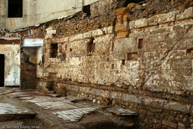 Mur de bricole du jeu de paume de la rue Thubaneau construit en 1680 à Marseille, 2009.Utilisé pour le rebond de la balle, il a été parementé avec des blocs de calcaire tendre taillés et soigneusement ajustés, sur une hauteur de 2,50 m.    Photo publiée dans l'ouvrage Quand les archéologues redécouvrent Marseille, M. Bouiron, P. Mellinand.