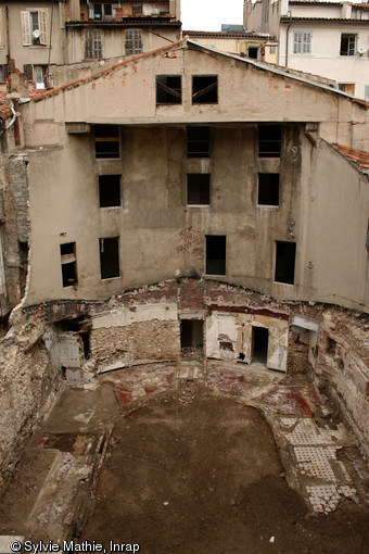 Vue générale de la salle du jeu de paume de la rue Thubaneau à Marseille, 2009.Un diagnostic, suivi d'une étude du bâti, a montré l'exceptionnelle conservation de la salle de ce bâtiment, en dépit de sa transformation en théâtre puis en bains publics.   Photo publiée dans l'ouvrage Quand les archéologues redécouvrent Marseille, M. Bouiron, P. Mellinand.