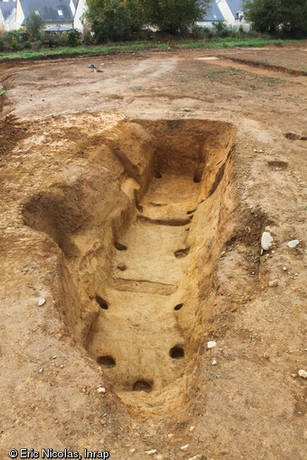 Vue d'une cave mise au jour à l'intérieur d'un enclos de la fin du premier âge du Fer, vers 500 avant notre ère, Kervouyec, Quimper (Finistère), 2011.  Cette structure enterrée, profonde de 2,10 m et d'une superficie de 30 m2, n'était pas visible de l'extérieur. 