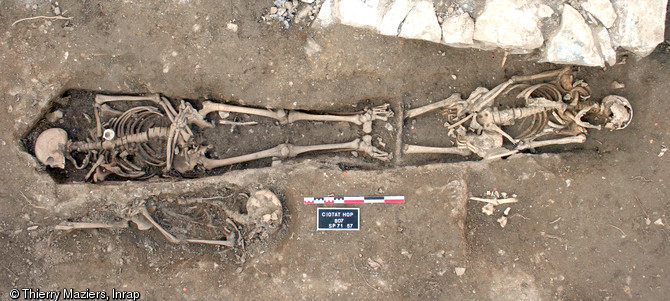 Recoupement de sépultures, cimetière paroissial de La Ciotat (Bouches-du-Rhône), 2009.  