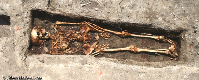 Inhumation en cercueil, fin XVIIIe - début XIXe s., cimetière paroissial de La Ciotat (Bouches-du-Rhône), 2009.  