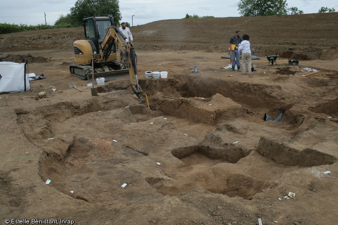 Vestiges d'une forge de l'âge du Bronze final en cours de dégagement, entre 1350 et 800 avant notre ère, Metz (Moselle), 2012.Si sur les sites occupés à l'âge du Bronze les découvertes de moules pour petits objets sont fréquentes, la mise au jour d'une forge constitue une découverte exceptionnelle.