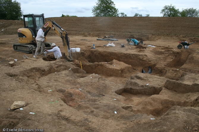 Vestiges d'une forge de l'âge du Bronze final en cours de dégagement, entre 1350 et 800 avant notre ère, Metz (Moselle), 2012.Sans être spectaculaire, cette forge est un témoin rare de la production des objets en métal à cette période.