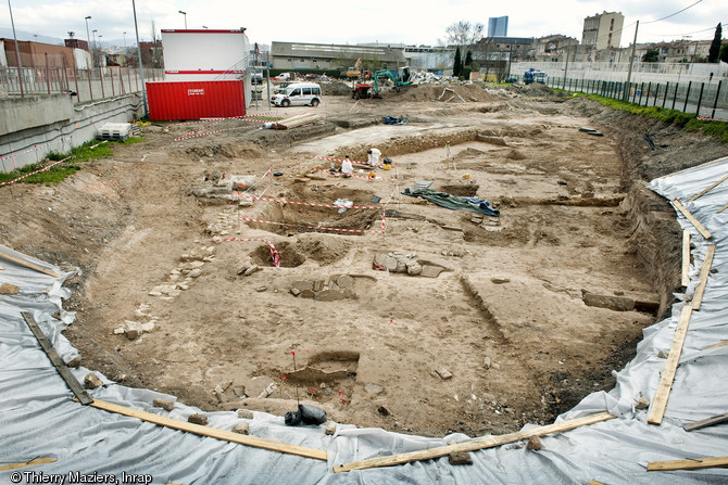 Vue d'ensemble du site en début de fouille, ancien cimetière des Petites-Crottes, Marseille, 2013.À l'occasion des travaux de prolongement d'une ligne de métro à Marseille, une équipe de l'Inrap a mis au jour une partie d'un cimetière utilisé entre 1784 et 1905.