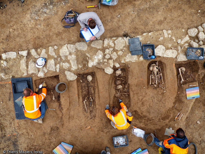 Sépultures en cercueil aménagées le long de l'enclos de 1866, ancien cimetière des Petites-Crottes, Marseille, 2013.Dès le milieu du XIXe s., le cimetière devient trop exigu. Il sera agrandi deux fois, d'abord en 1852 puis en 1866.