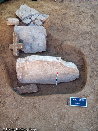 Tombeau de la seconde moitié du XIXe s. composé d'une croix en calcaire ainsi que d'une stèle indiquant le nom, prénom et âge du défunt, ancien cimetière des Petites-Crottes, Marseille, 2013.