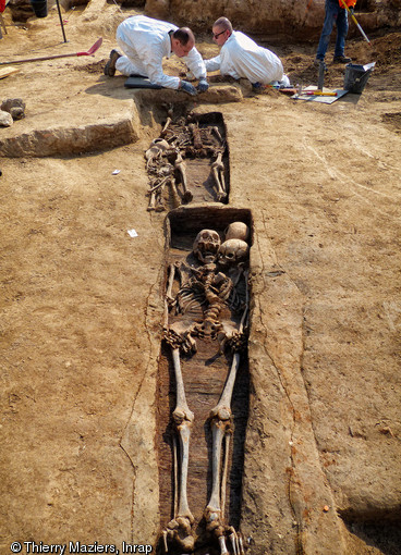 Tranchée abritant trois sépultures en cercueil, ancien cimetière des Petites-Crottes, 1784 - 1905, Marseille, 2013.La troisième sépulture est en cours de dégagement. La régularité des creusements où sont aménagées les diverses sépultures témoigne d'une gestion rationnelle de l'espace funéraire.