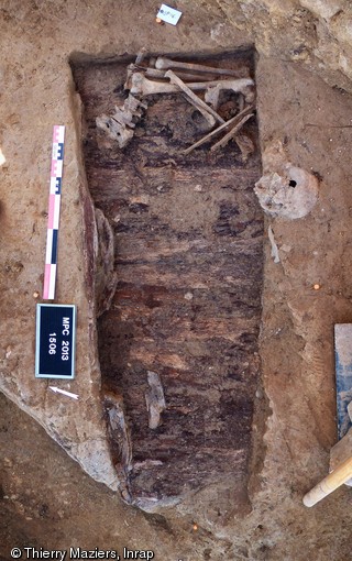 Sépulture en cercueil dont le bois est bien conservé, XIXe s., ancien cimetière des Petites-Crottes, Marseille, 2013.Des os en réduction ont été rangés à l'une des extrémités mais également entre la fosse et le réceptacle. 