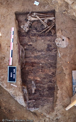 Sépulture en cercueil dont le bois est bien conservé, XIXe s., ancien cimetière des Petites-Crottes, Marseille, 2013.Des os en réduction ont été rangés à l'une des extrémités mais également entre la fosse et le réceptacle.