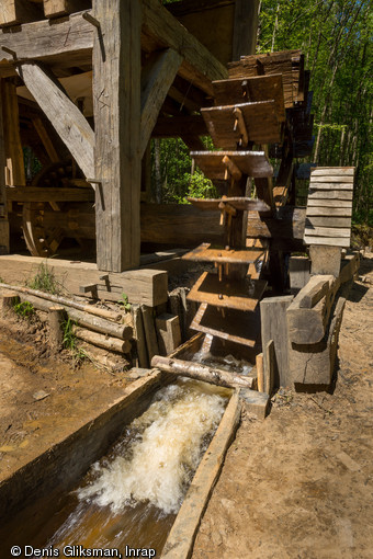 Le courant d’eau arrive en force pour frapper les pales de la roue, moulin de Guédelon (Yonne), 2014.  