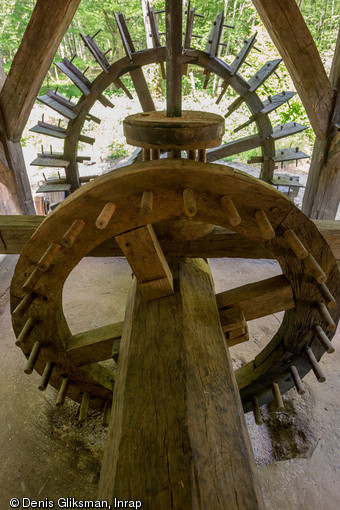 Vue de l'engrenage du moulin, Guédelon (Yonne), 2014.