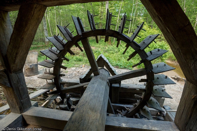 Vue de la roue depuis l’intérieur du moulin, Guédelon (Yonne), 2014.A l’extérieur, de l’autre côté de la roue, l’arbre de la roue est porté par un dispositif appelé Chéveceau.