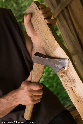 Construction du moulin de Guédelon (Yonne), ici le fendage à la hache, 2014.   