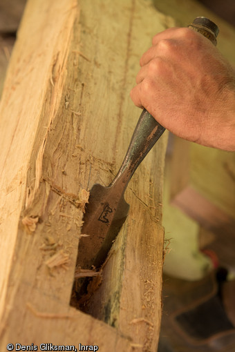 Élaboration d’un tenon à l’aide d’un ciseau, moulin de Guédelon (Yonne), 2014.