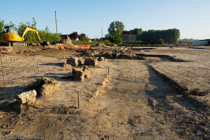 Vue générale de la fouille menée à Pont-Sainte-Maxence (Oise), 2014.L'opération, menée sur 1,6 ha, se déroule préalablement à la construction d'un centre commercial. Un vaste sanctuaire érigé au milieu du IIe s. de notre ère y a été mis au jour. 