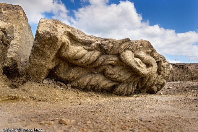 Fragment de statuaire monumentale ornant le haut de la façade du sanctuaire et figurant une tête mutilée, peut-être Apollon, IIe s. de notre ère, Pont-Sainte-Maxence (Oise), 2014.
