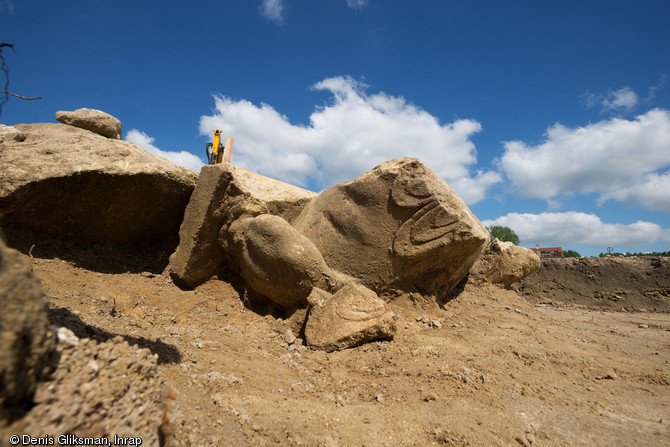 Fragment de statuaire figurant un griffon aux ailes déployées ornant la façade monumentale du sanctuaire, IIe s. de notre ère, Pont-Sainte-Maxence (Oise), 2014.