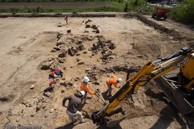 Mise au jour de la façade monumentale du sanctuaire du IIe de notre ère découvert à Pont-Sainte-Maxence (Oise), 2014. Quelques décennies après sa construction, la façade s'effondre quasiment d'un seul tenant, peut-être suite à un défaut au niveau des fondations lié à la nature et au pendage du sol. 