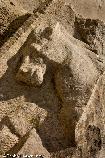 Vue de détail d'un cheval posant le sabot sur un vase, registre supérieur de l'attique de la façade monumentale du sanctuaire de Pont-Sainte-Maxence, IIe s. de notre ère, 2014.