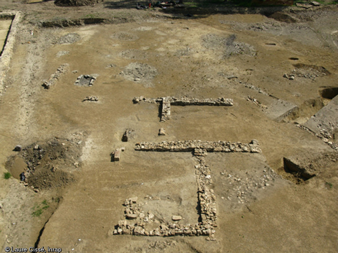 Vue générale des vestiges d'un bâtiment des XIIIe-XIVe s. mis au jour à Lisses (Essonne), 2008.Le logis seigneurial du Bois Chaland se présente entre les XIIIe et XVIe s. comme une puissante bâtisse dotée d'un fossé, d'une enceinte, d'une tour et d'une vaste demeure.