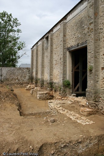 Contreforts médiévaux dégagés devant la grange moderne, Lisses (Essonne), 2008.  