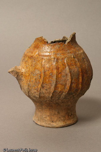 Cruche en céramique glaçurée, début du XIVe s., Lisses (Essonne), 2008.Provenant d'ateliers parisiens, cette céramique de table confirme le statut social privilégié du seigneur local.