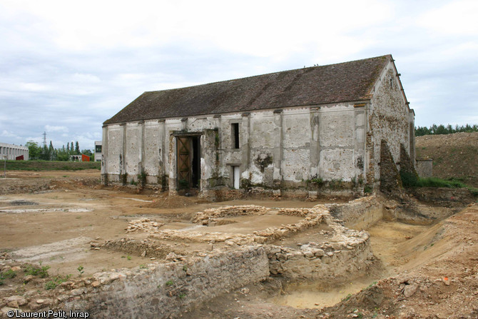 Vue de la ferme moderne intégrant la tour médiévale, Lisses (Essonne), 2008.L'opération a permis d'obtenir le plan complet d'un habitat seigneurial rural d'Île-de-France et de son évolution en ferme moderne.