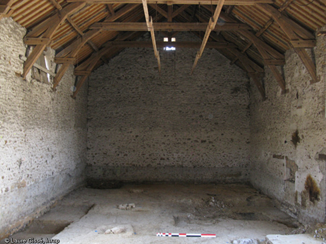 Vue de l'intérieur de la grange moderne érigée sur des vestiges médiévaux, Lisses (Essonne), 2008.