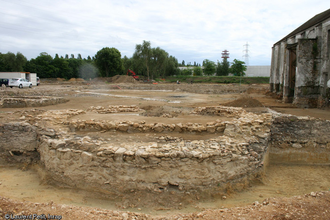 Vue de l'élévation conservée de la tour du logis seigneurial du Bois Chaland à Lisses (Essonne), XVe-XVIe s., 2008.