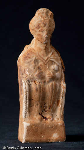Figurine de déesse allaitant deux nourissons, terre cuite, sanctuaire gallo-romain de Mesnil-Saint-Nicaise (Somme), 2012.