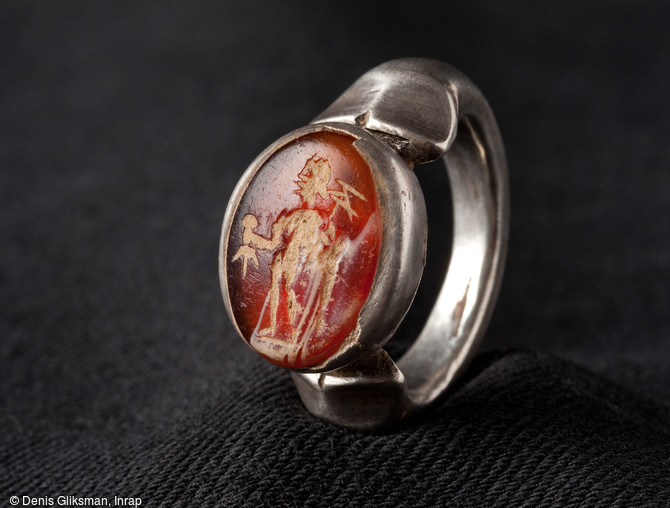 Bague en argent avec une intaille en cornaline représentant Mercure, sanctuaire gallo-romain de Mesnil-Saint-Nicaise et Nesle (Somme), 2012.