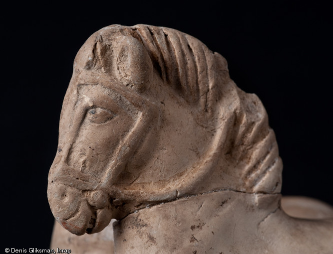 Vue de détail d'une tête de cheval en terre cuite, sanctuaire gallo-romain de Mesnil-Saint-Nicaise (Somme), 2012.
