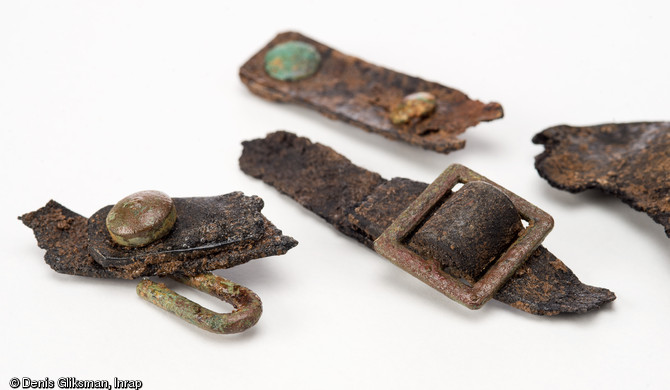 Éléments de brelage en fer et en cuir (pièces servant à l’équipement du soldat) découverts à Moislains (Somme) sur le canal Seine Nord-Europe en 2012.