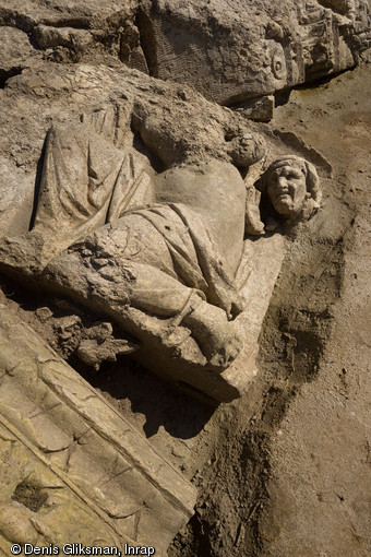 Vénus accroupie et tête de vieille servante, IIe s. de notre ère, bas-reliefs de la façade monumentale du sanctuaire gallo-romain de Pont-Sainte-Maxence (Oise), 2014.
