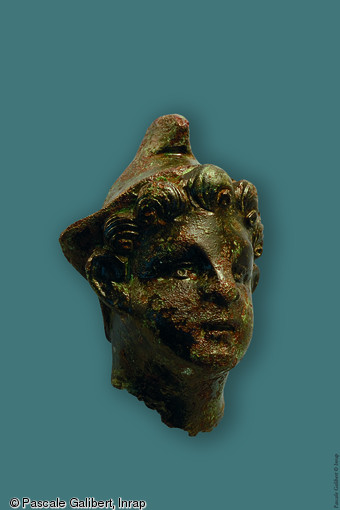 Tête de statuette en bronze représentant le berger Attis - culte oriental