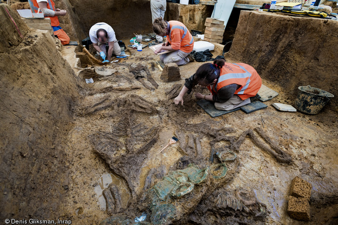 Tombe à char gauloise datée du IIe s. avant notre ère, en cours de fouille, découverte à Warcq (Ardennes), en 2014.