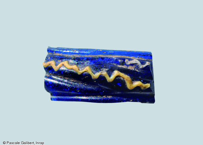 Élément de parure : fragment de bracelet en verre filé (période gauloise) 