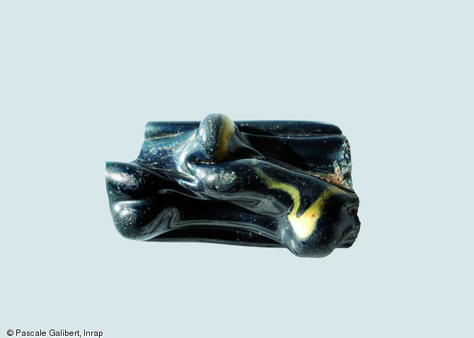 Élément de parure : fragment de bracelet en verre filé (période gauloise)