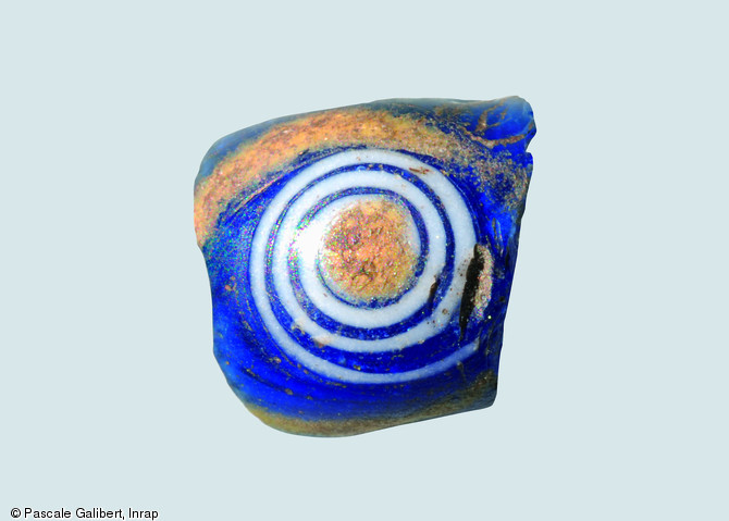 Élément de parure : fragment de perle en verre filé (période gauloise)