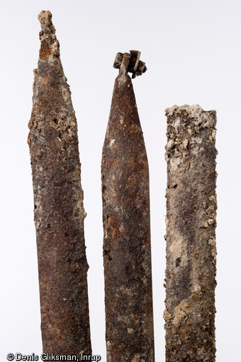 Haubans : pièces de métal reliant les ailes superposées des avions, découverts dans une ancienne soute à munitions d'un terrain d'aviation allemand datant de la Grande Guerre à Warmeriville (Marne), 2013.